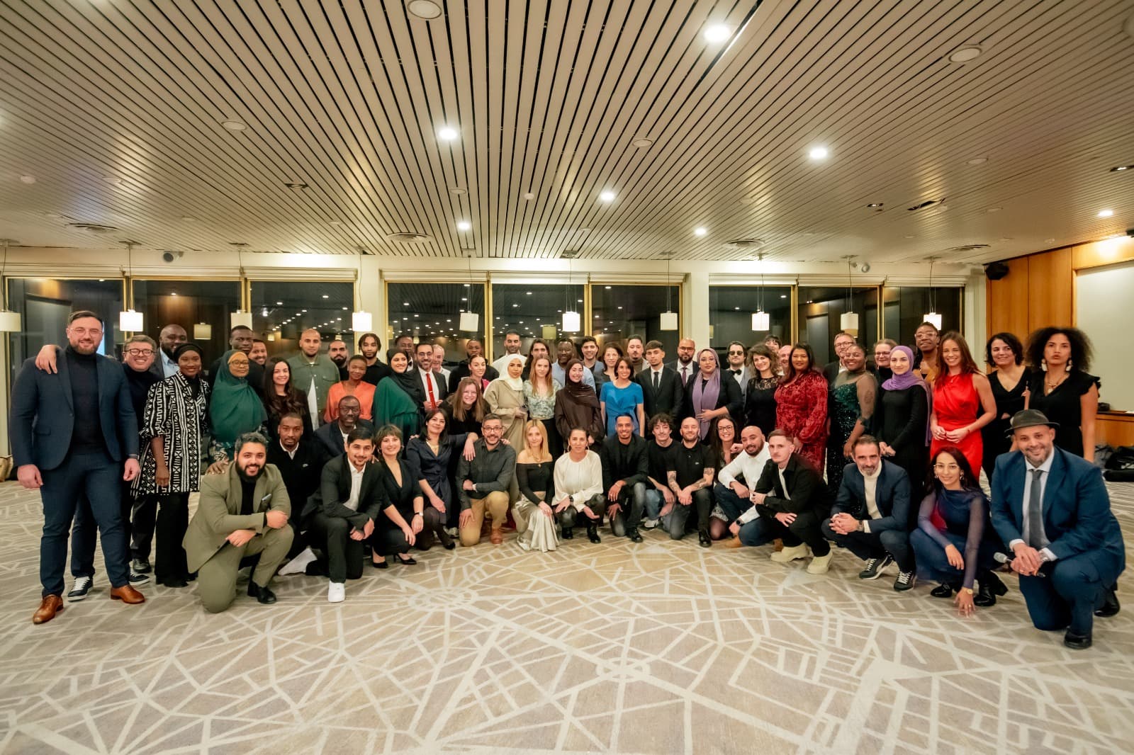 Photo de groupe de participants à un événement d'entreprise.