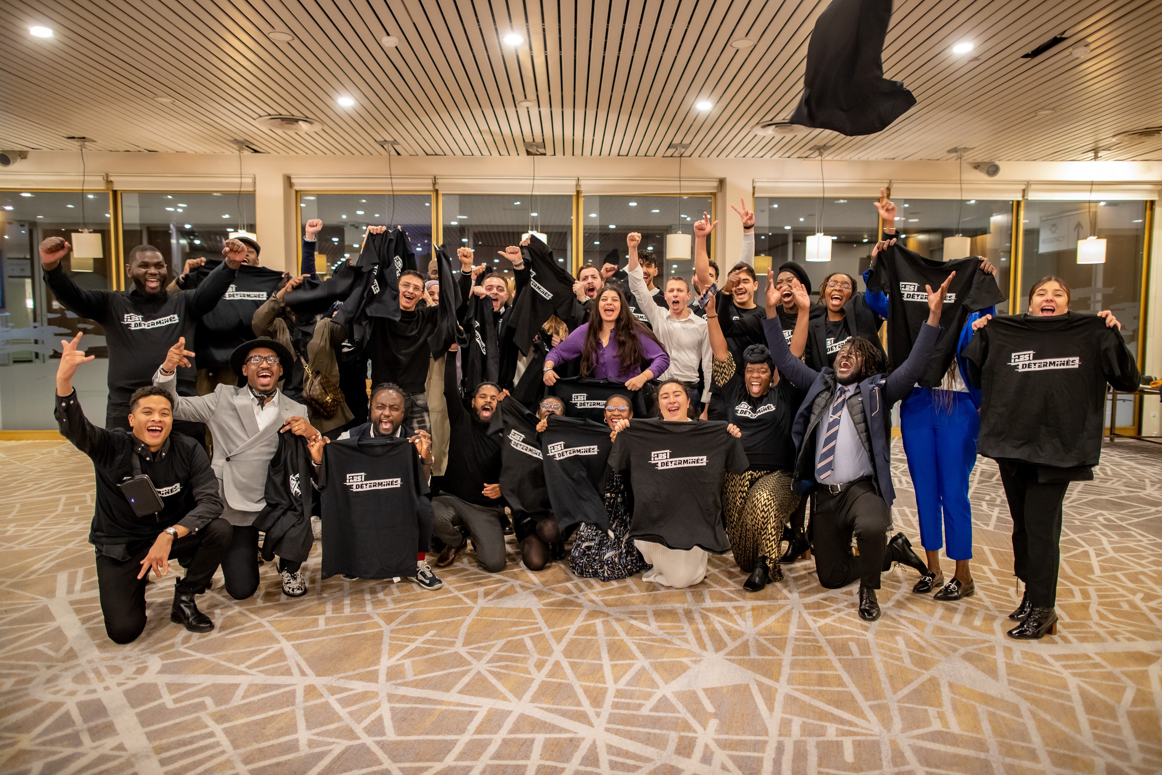 Photo de groupe de participants à un événement d'entreprise.